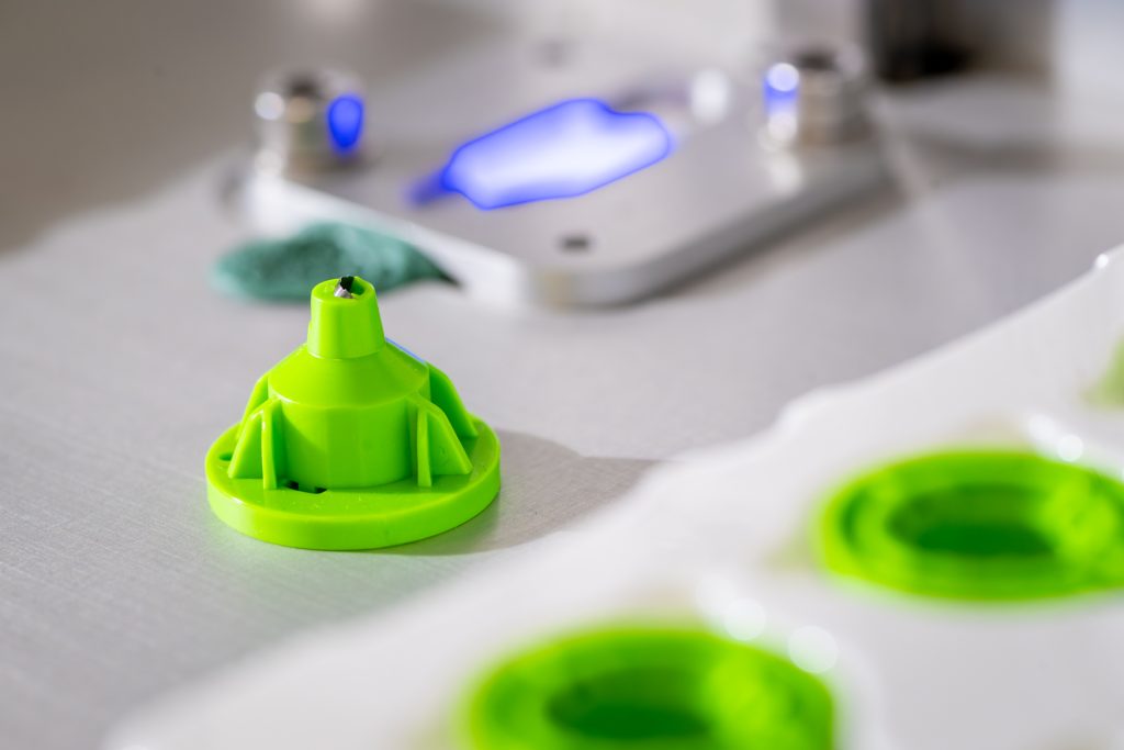 Groene plastic dop op productieband