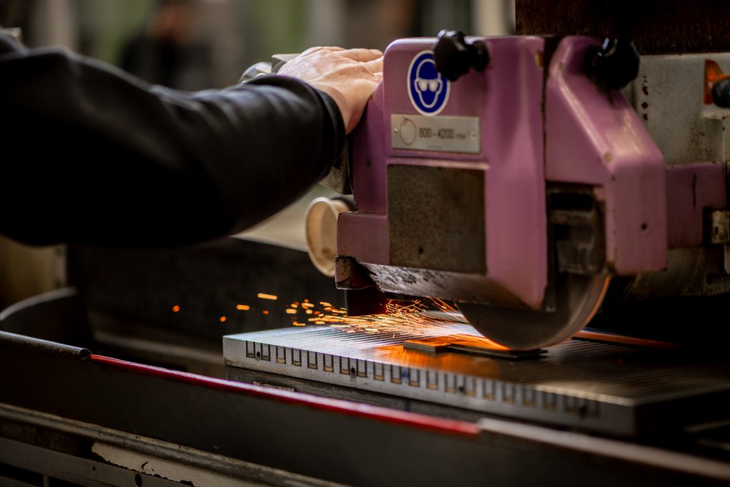 Metaalslijpen met machine, vonken zichtbaar.