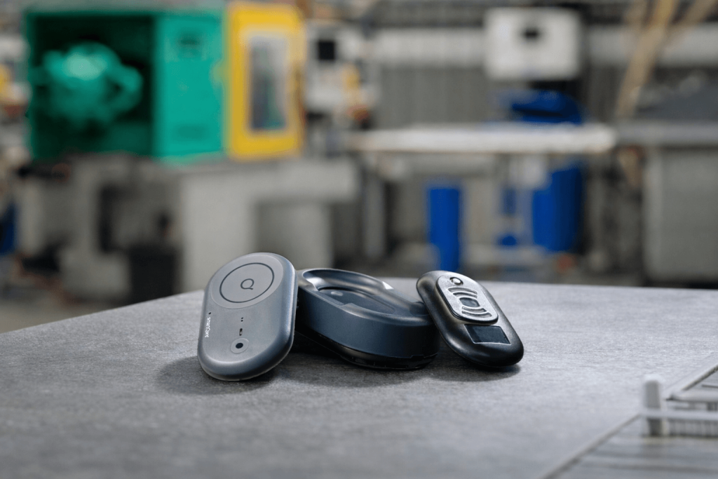 Drie apparaten op werkbank in fabriekshal.