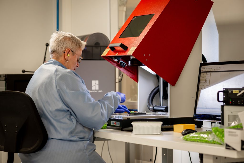 Techniker arbeitet an elektronischem Gerät im Labor