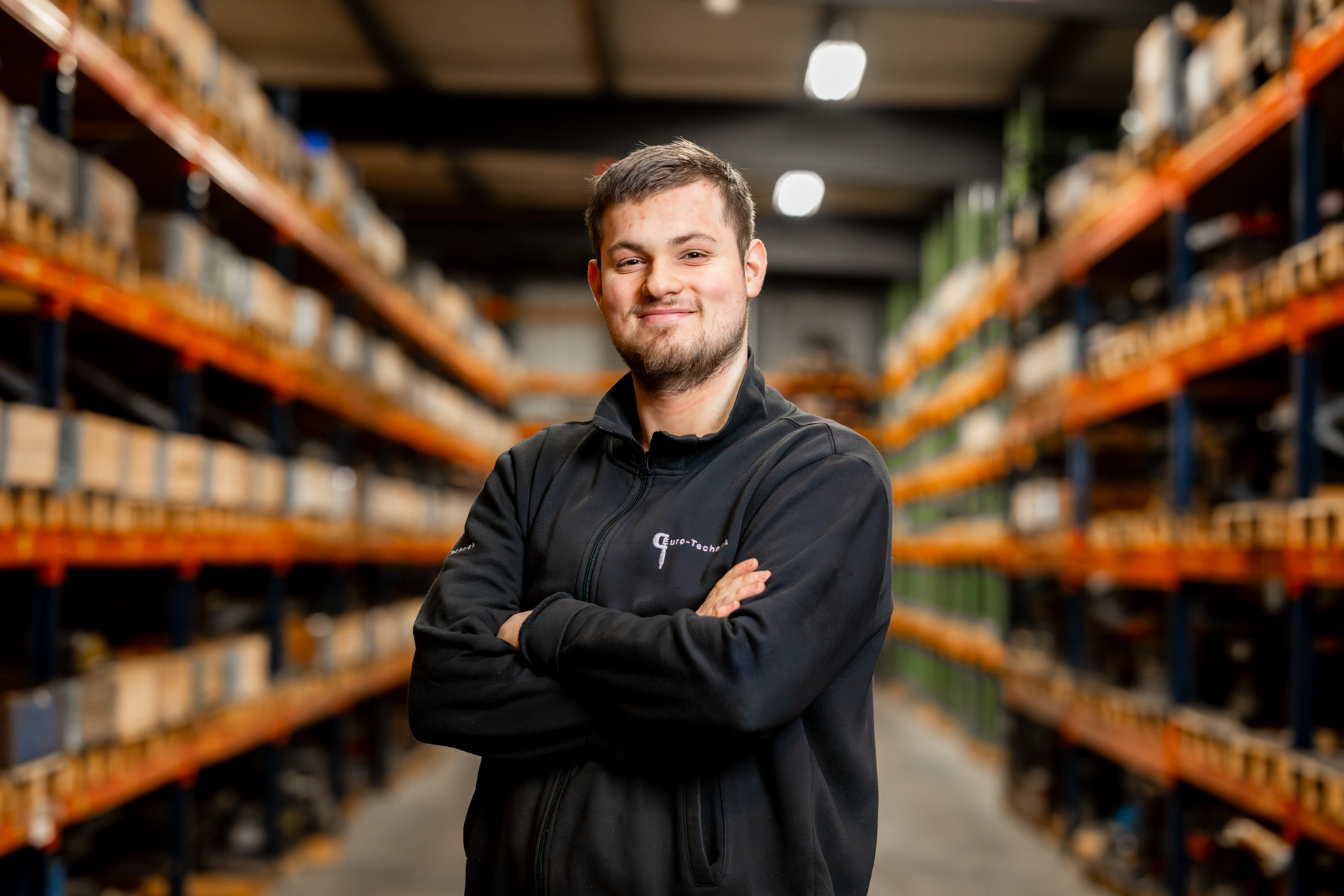 Man in magazijn met armen over elkaar