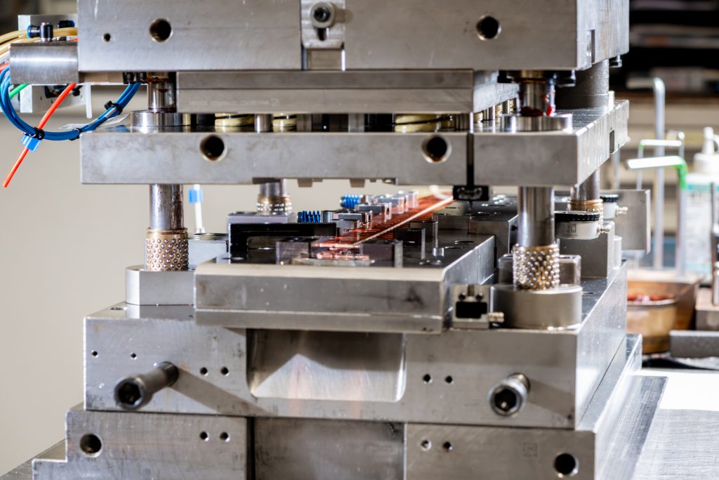 Metaalstempelmachine in fabriek met precisieonderdelen.