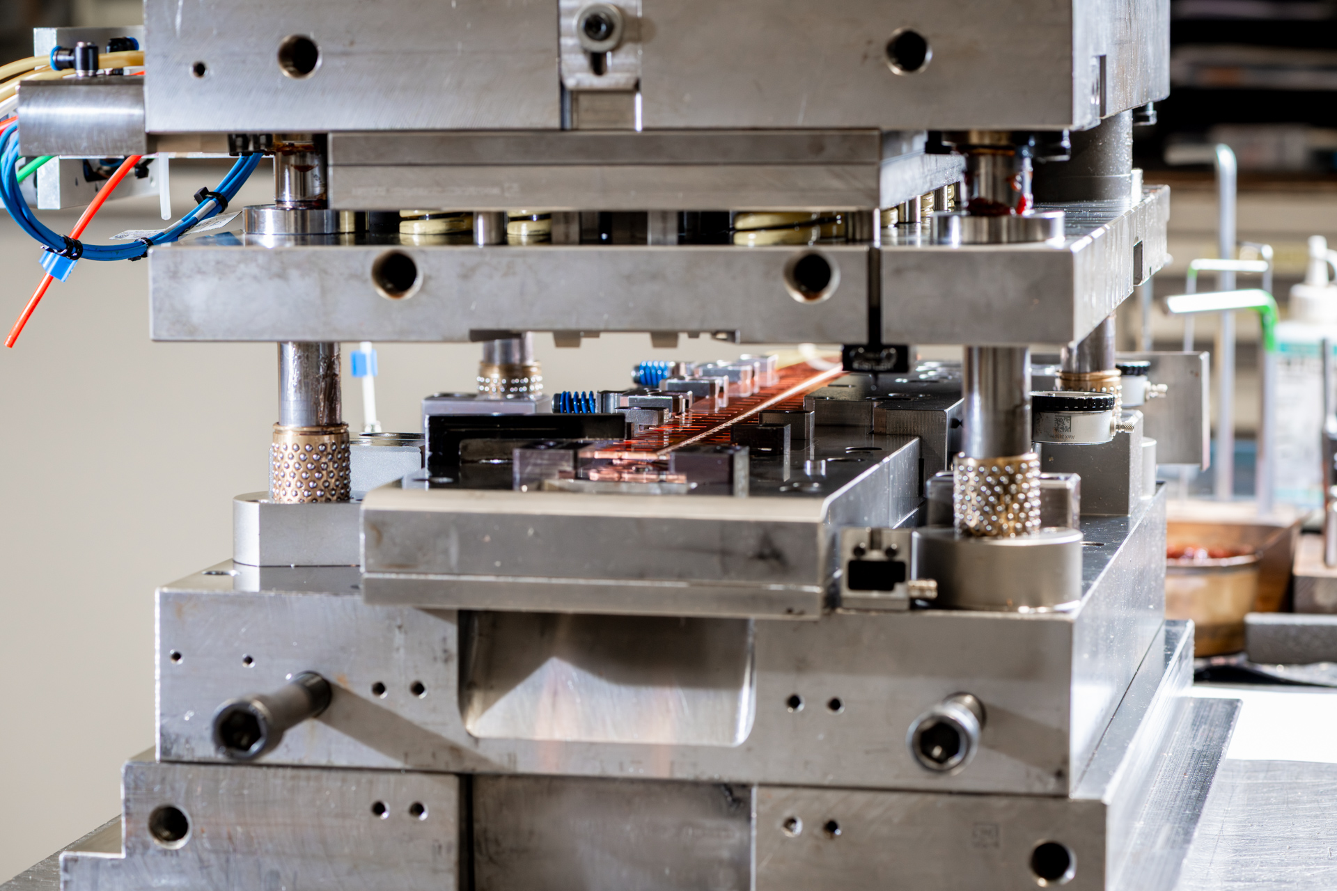 Metaalstempelmachine in fabriek met precisieonderdelen.