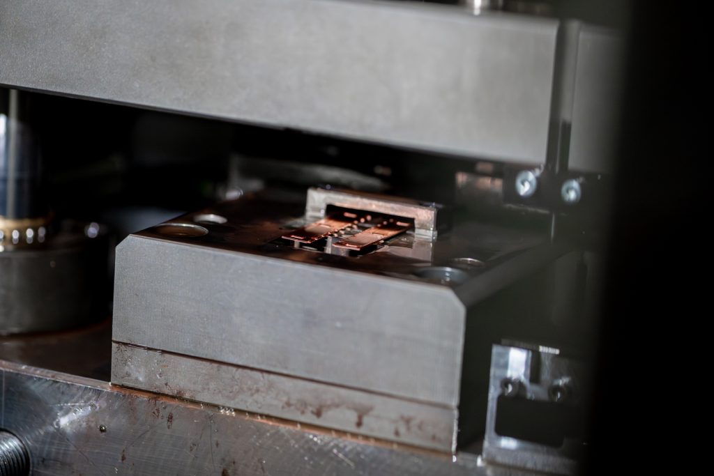 Metaalbewerking machine met stalen onderdelen in productie