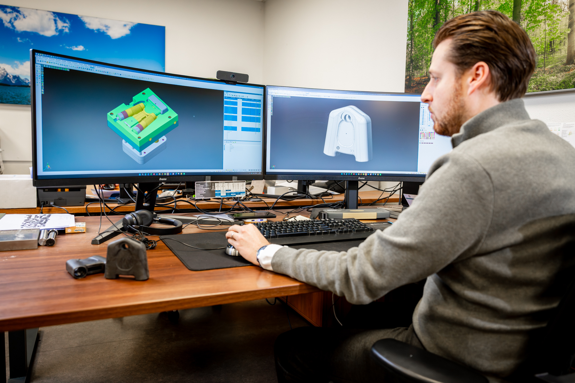 Man ontwerpt 3D-model op computer.