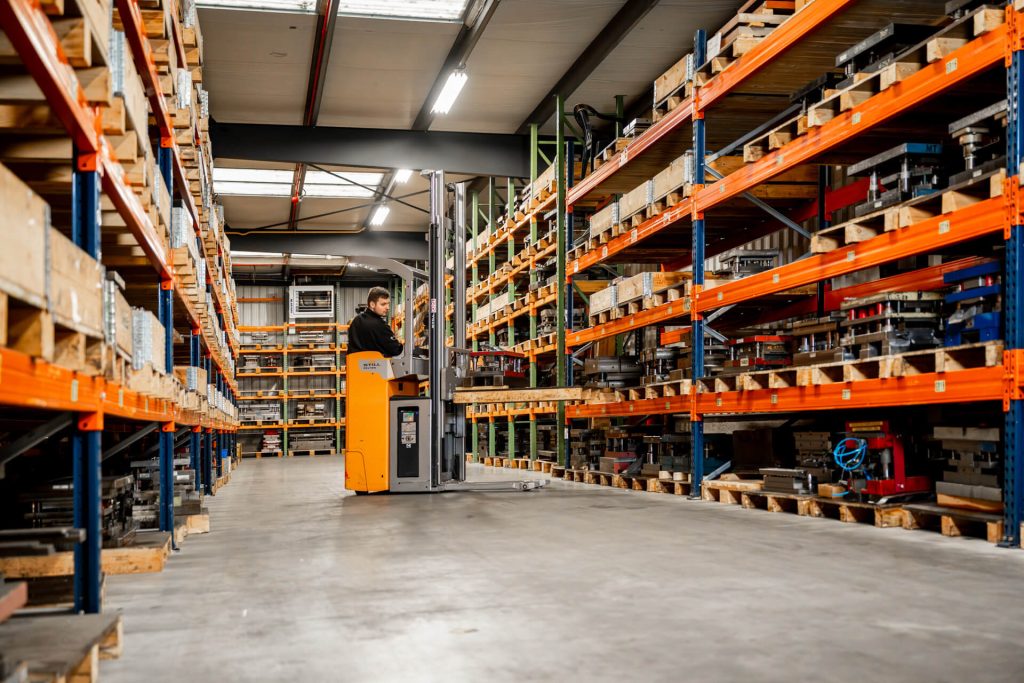 Man werkt op vorkheftruck in magazijn