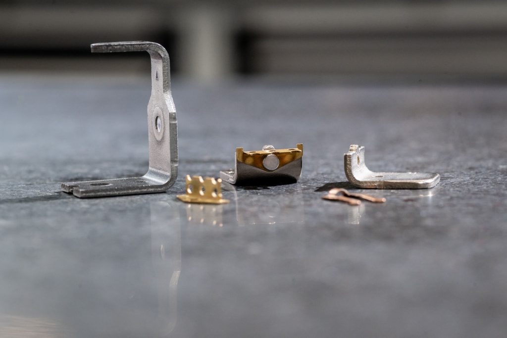 Verschillende metalen klemmen op glazen oppervlak