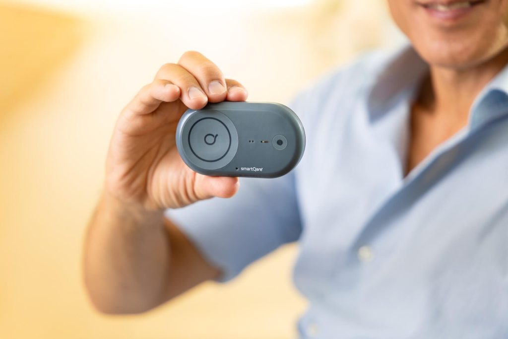 Man houdt technisch apparaat vast.